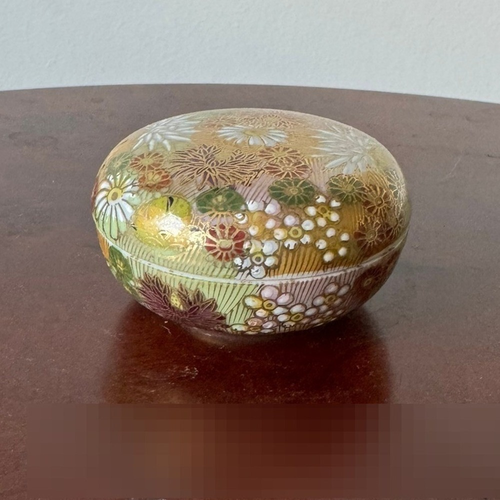 Vintage Japanese Kutani Porcelain Thousand Flowers Trinket Box Kogo Signed Gold